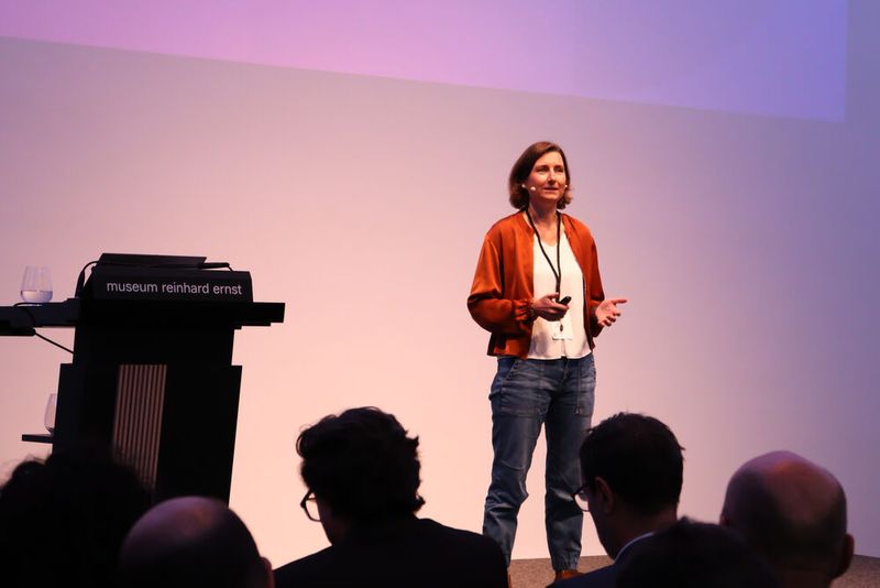 Vorträge waren Teil der Agenda des Forums; hier mit Monika Schmetzer (Lenovo).  (Bild: TIM)