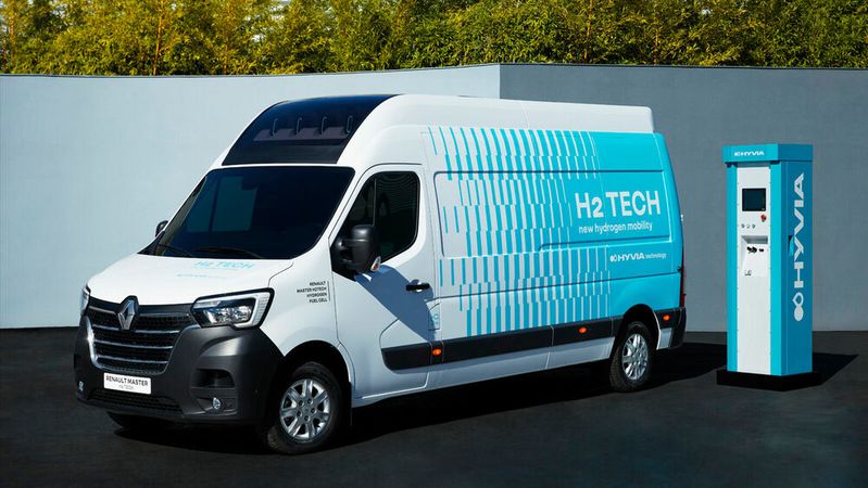 Renaults Master Kastenwagen H2-Tech mit Wasserstofftankstelle von Hyvia. 