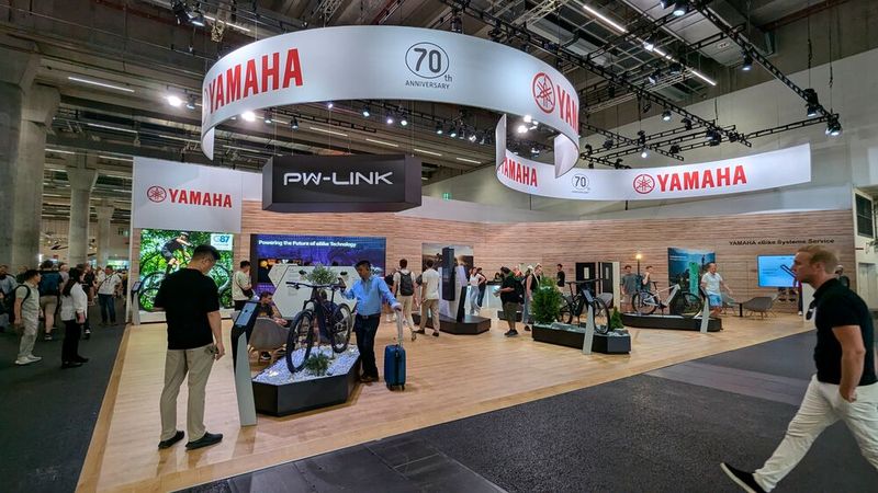 Wie sehr die Grenzen zwischen Fahrrädern einerseits und Motorrädern andererseits verschwimmen, das zeigt auch die Präsenz typischer Vertreter letzterer Fahrzeugkategorie. (Bild: Dominsky – VCG)