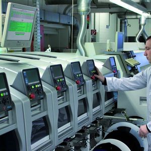 Bild 1: Auf High-End-SMD-Automaten (Multi-Modulbauweise) wird die SMD-Bestückung großer Serien realisiert. Bild: Ortgies