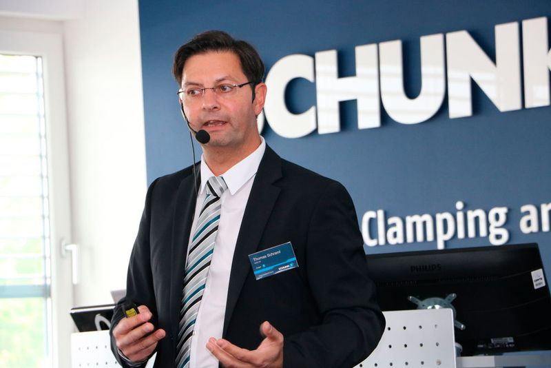Thomas Schraml, Technologieentwicklung Fertigungsassistenzsystem Audi AG, referierte über die MRK in der Smart Factory und über Praxisbeispiele aus der Autombilproduktion. (Sonnenberg)
