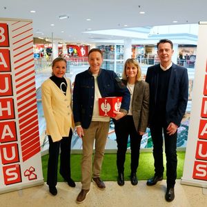 Von links: Doris Felber (Bäckerei Felber), Steffen Strauss (CEO Strauss), Stefanie Lamp (Bezirksvorsteherin) und Heinz Reithner (Geschäftsführer Bauhaus Österreich) erklärten das neue Konzept.(Bild:  Strauss)