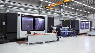 Sauber und modern: Der insgesamt rund 10.000 m² große „Shopfloor“ bei Loll Feinmechanik. (Bild: Loll Feinmechanik)