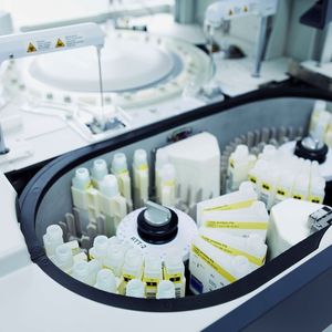 Mit dem BioMajesty von Diasys werden spezialisierte mittelgroße Labore in ihrem Tagesgeschäft leistungsfähiger und flexibler – mit einem Durchsatz von bis zu 1200 Tests/Stunde, 45 Reagenzien und 84 Proben.