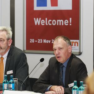 Horst Giesen, Director von Medica und Compamed (rechts im Bild): „Die Neufestlegung der Veranstaltungstage kommt auch den zahlreichen in die Medica integrierten Fachforen sowie den begleitenden Konferenzen zugute. Über die komplette Laufzeit hinweg kann jetzt mit einer etwa gleichbleibend hohen Teilnehmerresonanz kalkuliert werden. “