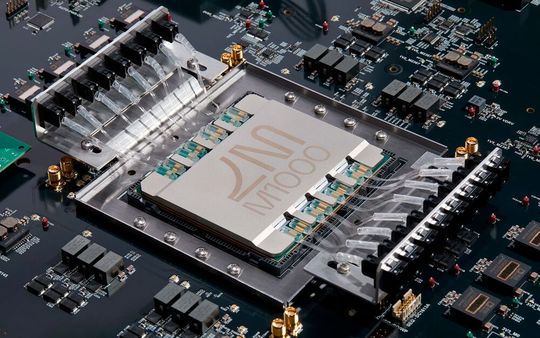 Der photonische Superchip Passage M1000 von Lightmatter erreicht eine Gesamtdatentransferrate von bis zu 114 Tbps über alle optischen Fasern und DWDM-Kanäle (modulintern 114 Tbps) bei einer Leistungsaufnahme von bis zu 1500 Watt.(Bild:  Lightmatter)