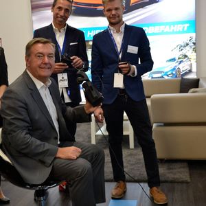 Claus Kaminsky, Oberbürgermeister von Hanau, war bei der Eröffnung des Extendend Virtual Reality Stores vor Ort und probierte die neue Technik aus. (Bild:  Mauritz/»kfz-betrieb«)