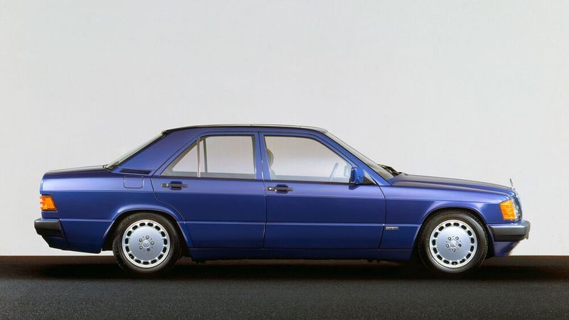 1992 gab es die Sondermodellreihe Avantgarde. Die Reihe bestand aus drei Modellen (mit den Namen: Azzurro, Rosso und Verde) in limitierter Stückzahl. Sie hatten zum einen jeweils eine besondere Ton-in-Ton-Metalliclackierung und zum anderen eine auffällige Innenausstattung. (Bild: Mercedes-Benz)