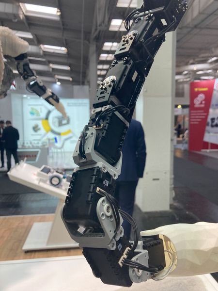 Beim Körper der Schlange zeigt Maxon seine Kompetenz für kleine, präzise Antriebe. (Bild: Stefanie Michel)