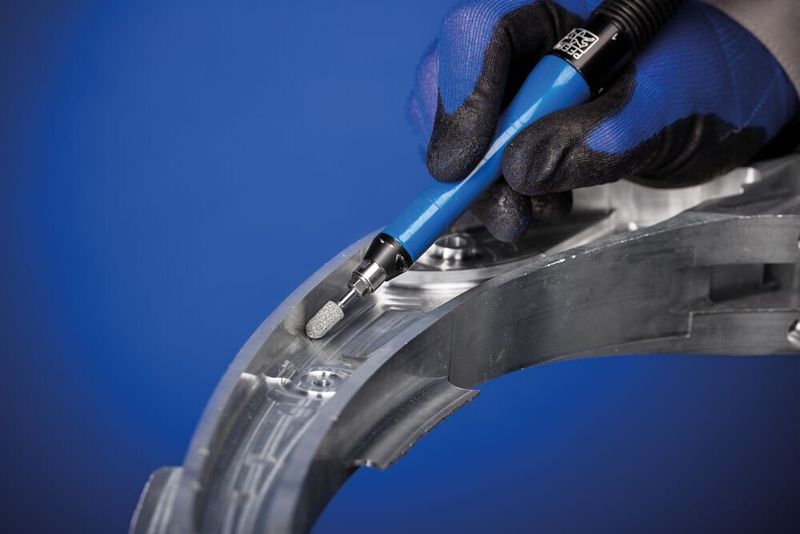 Beischleifen von Radien an Innenkanten mit POLICAP-Schleifkappen der Ausführungen A, CO-COOL und SiC-COOL. (August Rüggeberg GmbH)