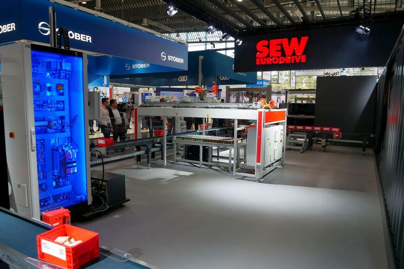 SEW Eurodrive hat auf der SPS eine komplette Produktionslinie aufgebaut, um seine Automatisierungstechnologie zu präsentieren. Besucher der Messe hatten hier die Möglichkeit, eine Bestellung für ein Werbegeschenk aufzugeben.  (Bild: Sandro Kipar/VCG)