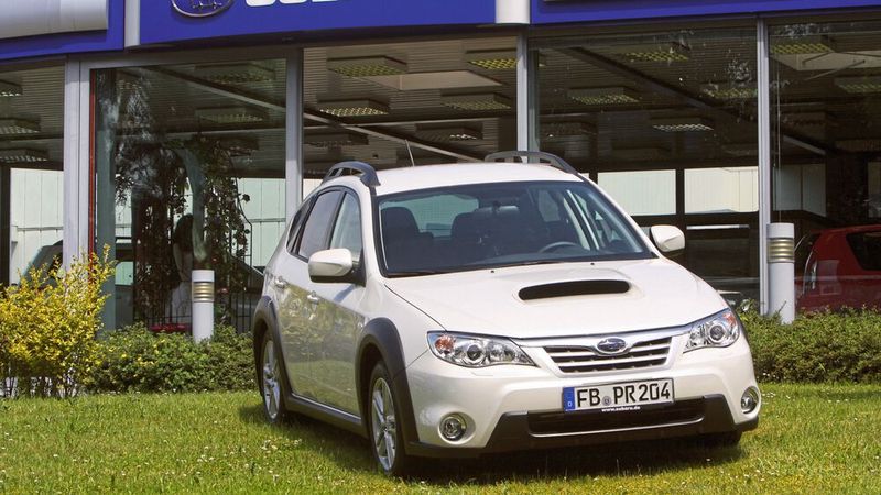 2007 präsentierte Subaru die nächste Generation des Impreza, die es wie bisher als viertürige Stufenheck-Limousine oder als fünftürige Schrägheckvariante mit  einem 2,5-Liter-Motor gab. Das Fahrzeug basierte auf einer gekürzten Legacy-Plattform, und erstmals gab es den Impreza auch mit Dieselmotor, der ebenfalls als Boxermotor konzipiert war.  (Bild: Subaru)