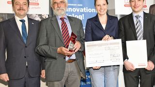 Das Gewinnerteam „Nerven aus Glas“ (v.l.: Peter Krause (AMA), Prof. Dr. Wolfgang Schade, Anna Lena Baumann (Photonik Inkubator/Fraunhofer-HHI), Dr. Martin Angelmahr (Fraunhofer-HHI), Prof. Dr. Andreas Schütze (Jury/Universität des Saarlandes). (Bild: AMA)