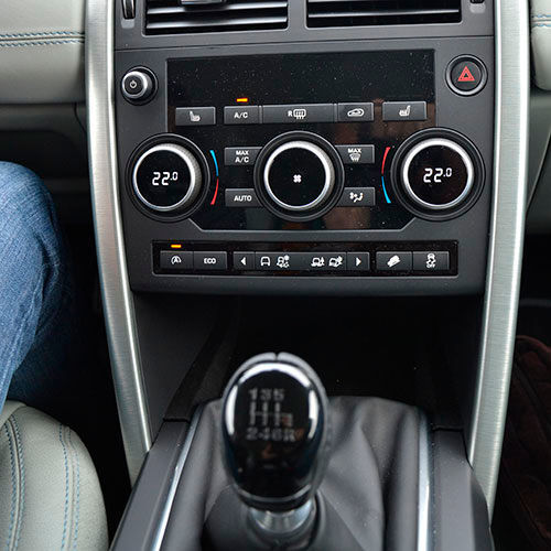 Serienmäßig an Bord ist das Sechsgangschaltgetriebe. Optional erhältlich ist eine Neunstufenautomatik. Auch haben die Kunden die Wahl zwischen zwei oder vier angetriebenen Rädern. Nur der Si4-Benziner ist serienmäßig mit Automatik und Allradantrieb verknüpft. (Michel)