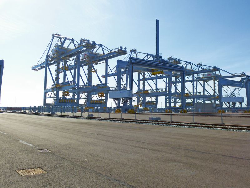 Bild 1: Die Automatisierung der Hafenlogistik mit Automated Stacking Cranes (ASC) ist ein Wachstumsmarkt – und einer der Einsatzgebiete von Hydraulikaggregaten. (Bild: ASC)