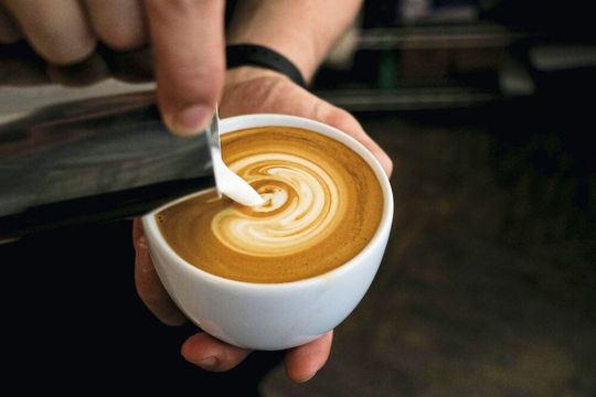 Für perfekten Milchschaum entwickelt die Universität Hohenheim ein Online-Messsystem für die Produktstabilität von Milch (Symbolbild). Für perfekten Milchschaum entwickelt die Universität Hohenheim ein Online-Messsystem für die Produktstabilität von Milch (Symbolbild).
