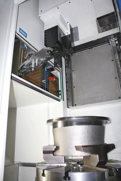 Bild 2: Blick in den Arbeitsraum mit der Möglichkeit zum automatischen Umrüsten. (Bild: Maus)