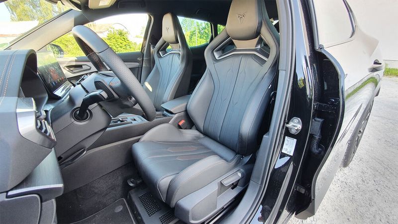 Wer mit dem VZ5 flott unterwegs sein will, braucht auch entsprechenden Seitenhalt. Dafür sorgen die Schalensitze.  (Bild: Schreiner – »kfz-betrieb«)