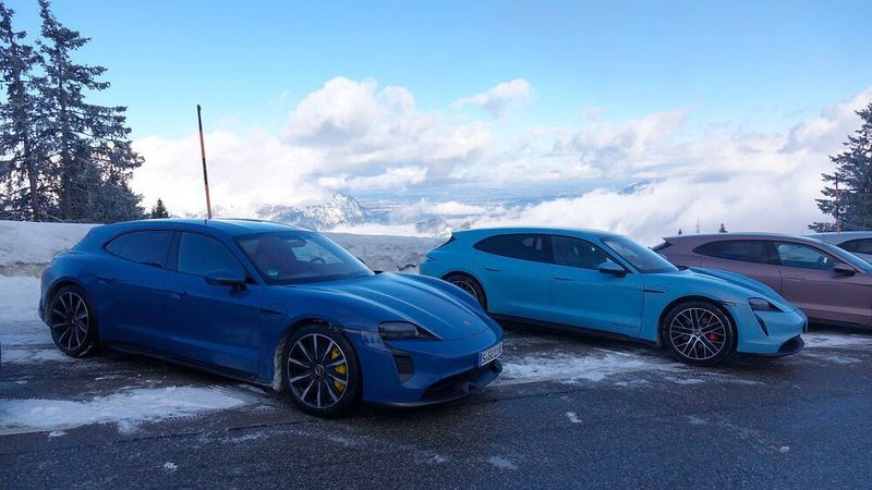 Käufer können beim Porsche Taycan Sport Turismo zwischen fünf Antriebsvarianten und zwei Batteriegrößen wählen. (Rosenow/»kfz-betrieb«)