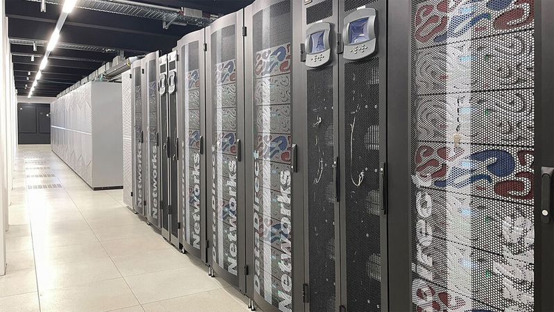 „HLRE-4 Levante“: Im Vordergrund befindet sich das 130 Petabyte umfassende Speichersystem.