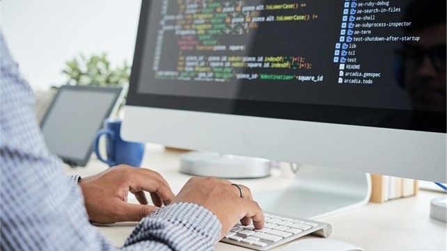 Durch das Outsourcing von Aufgaben können sich IT-Unternehmen auf ihre Kernkompetenzen konzentrieren.  (Bild:  Innovalabs/Pixabay)