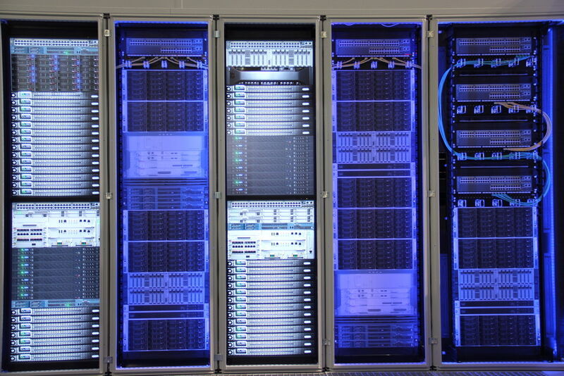 Mit dem Standardrechenzentrum lassen sich auch lange Serverreihen schnell umsetzen. (Bild: Michel)