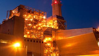 Energieanlage bei Nacht. (©Holly Kuper ALL RIGHT RESERVED)