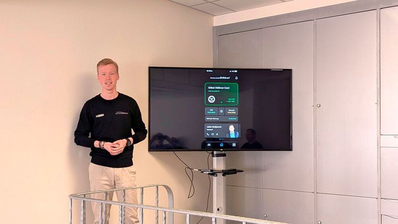 Tom Holler ist der Sohn der früheren Eigentümer des Kelkheimer Betriebs, den Göbel 2023 übernommen hat. Hier erklärt er den Aufbau der Göbel-App. (Bild: Rosenow – VCG)