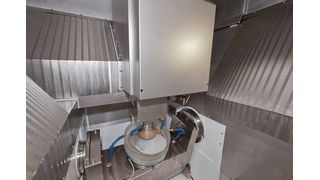 Die Arbeitsraumverkleidung des Bearbeitungszentrums verhindert, dass Feinstaub die Achsbewegungen beim Präzisionsschleifen und -polieren beeinträchtigt.  (Bild: Arnold/Hennecke)