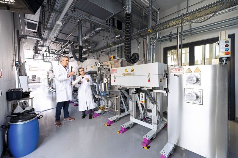 Beschichtungsanlage in den Technika der Deutschen Institute für Textil- und Faserforschung (DITF) (Bild: DITF)
