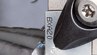Auf der EMO Hannover 2019 stellt der Werkzeugspezialist Tungaloy Germany die Kompetenz in Sachen Full-Line-Supplier unter Beweis. Bestätigt werde diese Expertise zum Beispiel mit dem hier gezeigten BXA20, einem beschichteten CBN-System mit sogenannter „Wavy Joint“-Technik für das flexible Hartdrehen. Halle 4 am Stand G41. (Tungaloy)