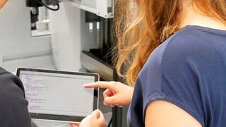 Durch die Kombination aus Microsoft Teams und dem Surface Go sind die Mitarbeitenden an den Maschinen und auf dem gesamten Shopfloor jederzeit gut miteinander vernetzt.  (Bild: Kapp Niles)