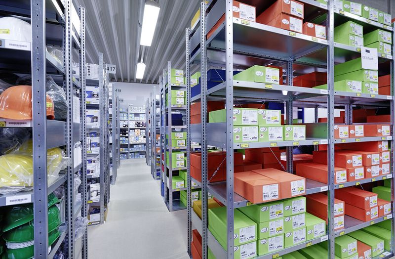 In den Fachböden werden Materialien für die Antriebstechnik sowie Artikel für den Bereich Arbeitsschutz aufbewahrt. (Bild: Meta)