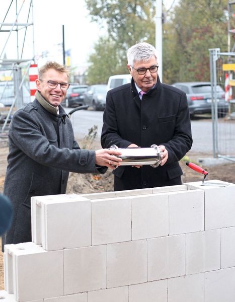 Horst Beran, chairman of the board of directors and co-founder of Aucotec, and his board colleague Uwe Vogt lay the foundation stone for the company’s new headquarters. (Aucotec)