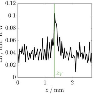 Bild 4: Mikrothermografisch gemessener Temperaturverlauf über die Probe und ausgewerteter kumulierter spezifischer Widerstand.(Bild:  ZFW)