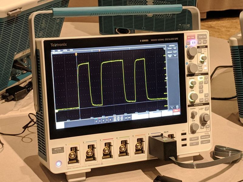 Die Serie 4 verfügt über sechs sogenannte FlexChannel, Eingangskanäle, die mit einem Logiktastkopf von einem Analogkanal in bis zu acht Digitalkanäle umgewandelt werden können. (Bild: Hendrik Härter, ELEKTRONIKPRAXIS)