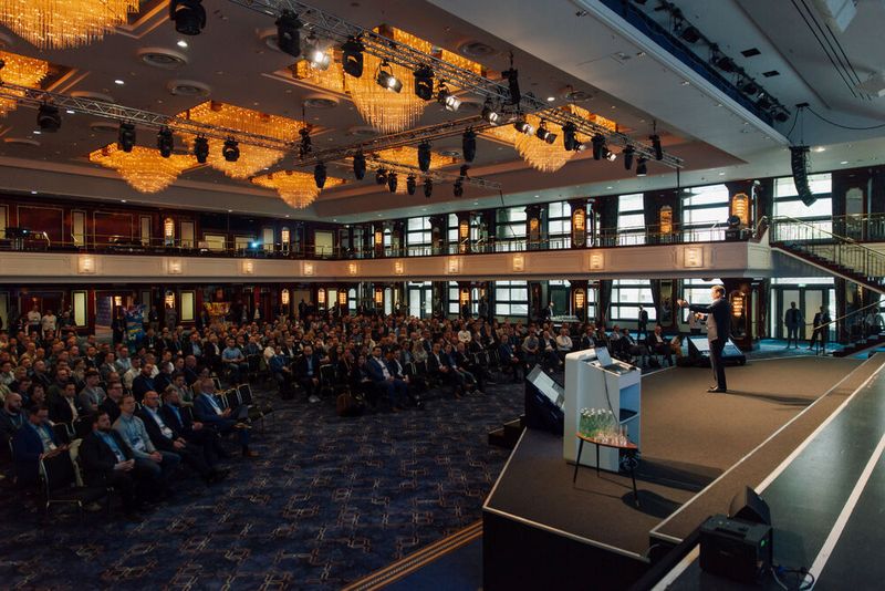 Kurz vor dem Start der Päsentation ist der Saal im Berliner JW Marriot Hotel prall gefüllt. 700 Teilnehmer und 11 Aussteller kamen nach Berlin.  (Bild: Docuware)