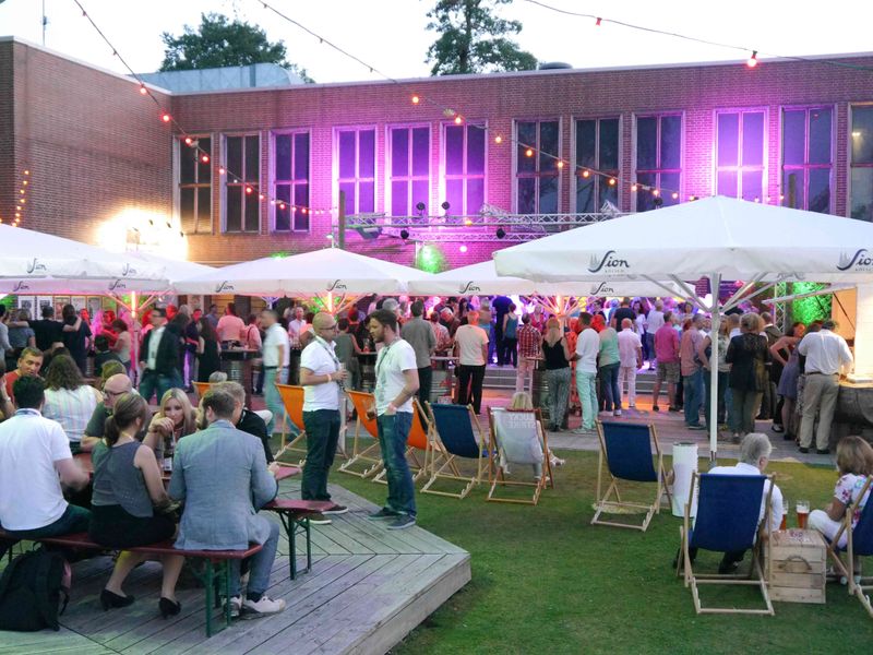 Bereits am frühen Abend herrschte ausgelassene Stimmung. (Bild: DC-Club)