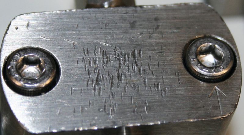 Abb.2: Der für HPLC-Bauteile verwendete Edelstahl 1.4571 ist sehr weich, erkennbar an den Klopfspuren verursacht durch einen Schraubenschlüssel. (Techlab)