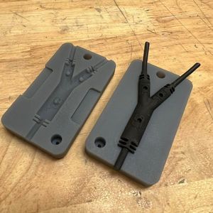 Hier wieder eine 3D-gedrucke Form, mit der in einer HoliPress dieses Bauteil manuell Spritzgegossen wurde. Es handelt sich um eine Kabelweiche.(Bild:  HoliMaker)