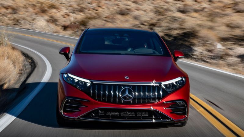 Bereits das AMG-spezifische Frontdesign des EQS verspricht dynamische Fahrfreuden. (Mercedes-Benz)