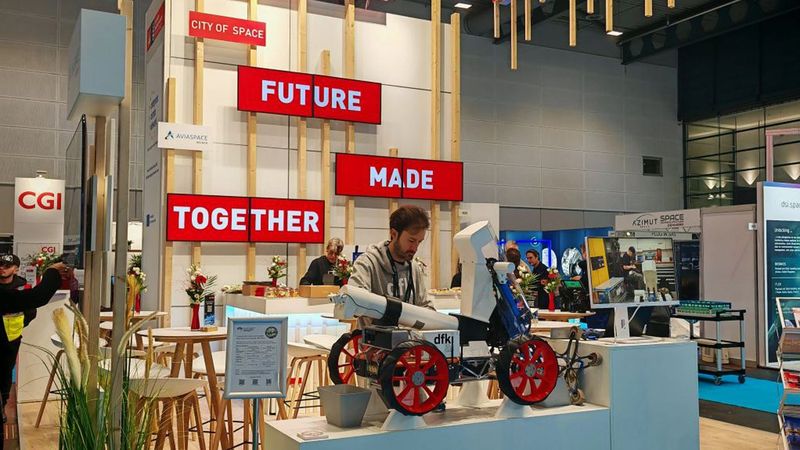 Mit dem Rover „Coyote III demonstriert das Robotics Innovation Center des DFKI (RIC) ein System zur Gewinnung von Mondregolith, einer Mischung aus feinem Staub, kleinen Gesteinsfragmenten und zerbrochenem Mondgestein. Zu sehen in Halle 11, Stand B30. (Bild: DFKI)