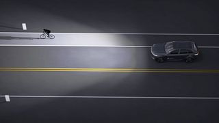 Durch die individuelle Ansteuerung von bis zu 25.000 Pixeln pro LED kann eine Vielzahl hochauflösender Lichtfunktionalitäten realisiert werden, beispielsweise die Projektion von Schutzzonen.  (Bild: Hella)