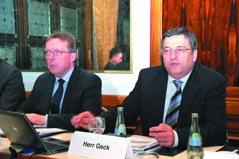 Manfred Reddig, Ford-Dienstleistungsgesellschaft, und Thomas Geck, HUK Coburg, stellten die Fairplay-Vereinbarung vor. (Archiv: Vogel Business Media)