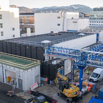 Se está construyendo un edificio de producción de dos plantas con estructura modular de acero: 833 metros cuadrados de superficie de laboratorio y 630 metros cuadrados destinados a una sala de máquinas en la primera planta. (Imagen:Roche)