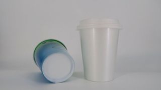 Das recycelte, geschäumte rPET, aus dem die Getränkebecher hergestellt werden, kann durch die innovative Fertigungstechnologie immer wieder in lebensmittelechter Neuwarenqualität aufbereitet werden. (Bild: Weber Ultrasonics)