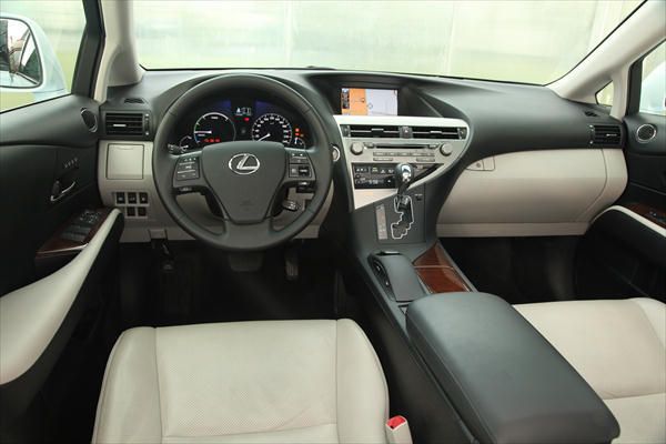 Das Cockpit ist in zwei Ebenen gegliedert: Der Informationsbereich ist oben, die Bedienelemente sind unten (Archiv: Vogel Business Media)