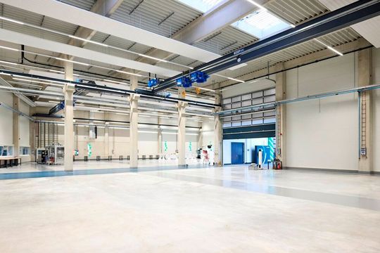 Die neue Montagehalle bietet 1.200 Quadratmeter moderne Arbeitsfläche und Raum für effiziente Montageprozesse.(Bild:  Syntegon)