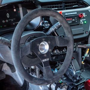 Überrollkäfig, Schalensitze, diverse Leitungen, Kabel, Schalter und Displays: Im engen Cockpit des Opel Corsa sieht es fast so aus wie in jedem anderen Rallyeauto.(Bild:  Opel)