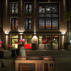 „Public Brewing“ – hinter diesem Namen verbirgt sich eine interaktive Medienfassade am Gebäude der Düsseldorfer Hausbrauerei Uerige. Besucher hatten hier einen Monat lang die Chance, über ein Schaltpult vor dem Gebäude den Brauprozess zu steuern und so virtuell ihr eigenes Bier zu brauen.